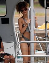 组图：蕾哈娜泳装现身游艇秀火辣身材