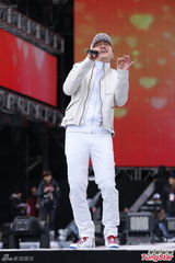 组图：庾澄庆白衣亮相彩排 与吴莫愁合唱噱头足