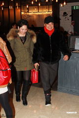 组图：邱淑贞携三女儿过圣诞 皮肤白皙靓丽依旧