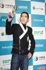 组图：萧敬腾受恐吓照常演出 保镖贴身保护