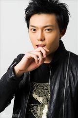 组图：沙峻冲新写真秀身材 尽显成熟男人味道