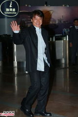 组图：晶刚香港婚礼 成龙休闲西装现身大气招呼媒体