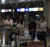 组图：王志文一家现身 4岁儿子俏皮可人