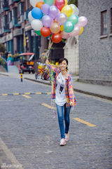 组图：张萌初春五彩写真 街头活力青春绽放