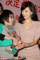 组图：林志玲粉裙露美腿知性做公益