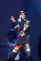 组图：李宇春上海巡演百变造型闪花眼