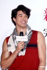 高清图：锦荣代言翘臀保养品 否认与蔡依林恋情生变