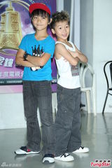 组图：关诗敏孙自佑担纲金钟开场 练舞不敌小孩