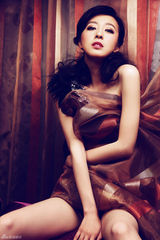 幻灯图：“烈女”张乐拍摄时尚性感大片 