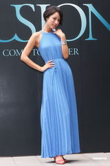 组图：蒋怡蓝色洋装亮相 只等男友求婚