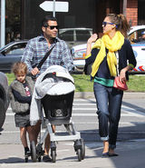 高清组图：杰西卡-阿尔芭一家四口外出其乐融融