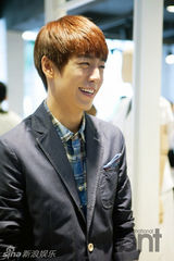 组图：尹施允李玹雨等众韩星为潮牌店站台