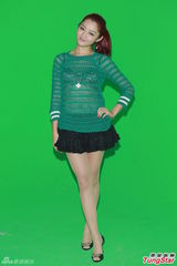 组图：吴君如加拍《金鸡》重口戏 怀抱大香蕉