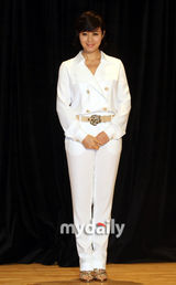 幻灯图：金惠秀出席MBC《金惠秀的W》发布会 