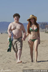 组图：艳星沙滩激吻男笑星 泳装身材两重天