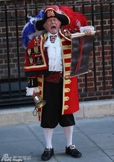 女王看望凯特王妃 传统仪式宣告王室新成员降生