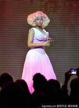 组图：麻辣鸡个唱粉丝强行上台 与保镖激烈扭打