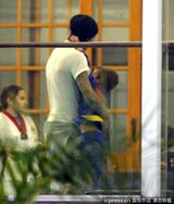 组图：小贝陪儿子练空手道 克鲁兹踹木板身手好