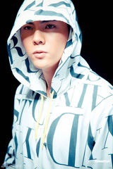 组图：陈伟霆MV寓意爱情需努力争取 施展慢动作格斗