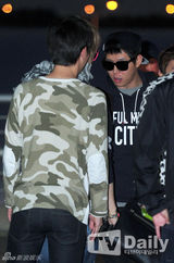 组图：JYJ飞赴越南 朴有天不惧绯闻现身机场