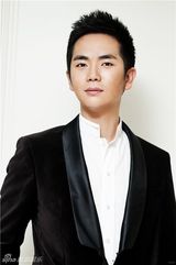 组图：张晓龙冬日温暖大片 诠释最帅礼仪指导