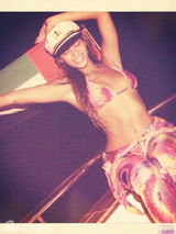 组图：碧昂斯分享性感旧照 大秀八字奶美背翘臀