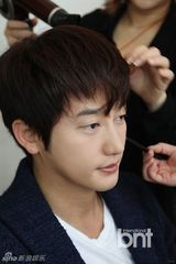 组图：朴施厚《香气》曝后台花絮照秀嫩肤帅气