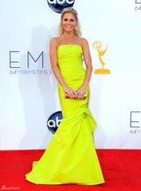 组图：艾美奖红毯 朱丽-鲍温荧光黄礼服明艳