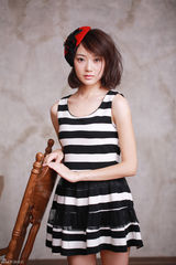 组图：战菁一圣诞写真甜美俏皮 治愈系气质抚慰心灵