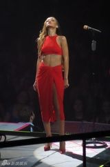 组图：蕾哈娜开唱百变造型 爆乳装横卧舞台自摸