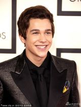 组图：清新小子奥斯汀-玛宏穿黑色西装帅气现身