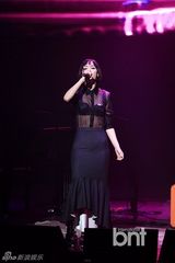 组图：紫雨林回归首唱 女主唱透视装性感