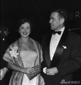 组图：邓波儿罕见生活照曝光 抱女儿显母爱