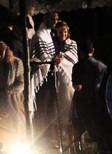 组图：波特曼婚礼内景曝光 戴花环开心舞蹈