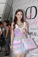 组图：钟舒漫否认与张致恒复合 Angelababy贴身裙装