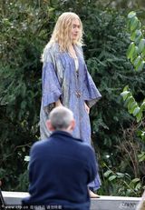 组图：温斯莱特拍新片 睡袍游街素颜蓬发似梦游