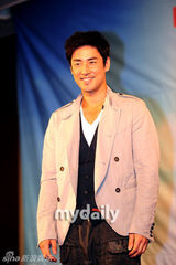 组图：韩高恩等出席韩剧《可疑的家族》发布会