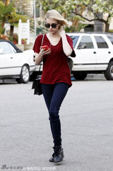 组图：艾玛-罗伯茨露肩装性感抢镜 大方秀钻戒