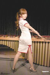 组图：西田惠里奈性感红裙拜年 安慰导演魏德圣