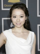 高清组图：第52届格莱美红毯 张靓颖携喜多郎亮相