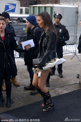 组图：女星嘉丝蒂时装周春光乍现 大风掀裙抢镜