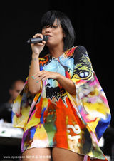 幻灯图集：莉莉-艾伦献唱音乐节 豹纹小内裤登场