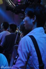 幻灯图：快男突围赛现神秘LV男 疑似唱片界同行挖角