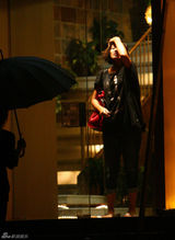 组图：瞿颖雨夜独自按摩显落寞 素面朝天颇妩媚