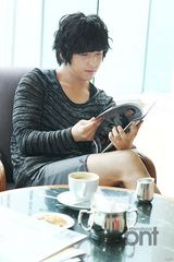 组图：金起范香港受访 见粉丝心情如见女友