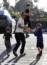 组图：贝克汉姆携三公子外出 父子吃冰激凌玩回眸