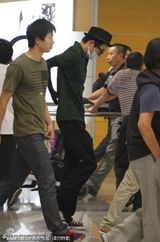 组图：俞灏明口罩遮面赶戏 身材消瘦仍穿弹力衣