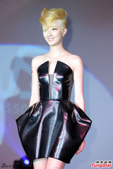 组图：桂纶镁金发造型示人 舞台上大玩变装秀