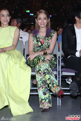 高清图：萧亚轩范玮琪五月天等亮相音乐颁奖礼