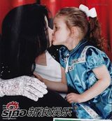 幻灯图集：迈克尔-杰克逊生前留影 和女儿亲密接吻
